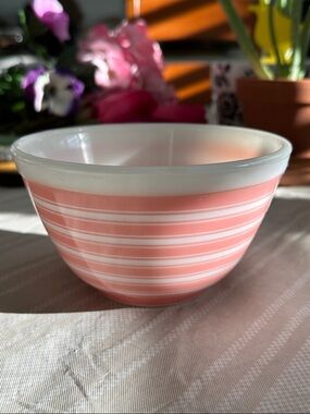 Pyrex #401 Pink & White “Rainbow Stripes” Nesting Mixing Bowl. RARE Vintage